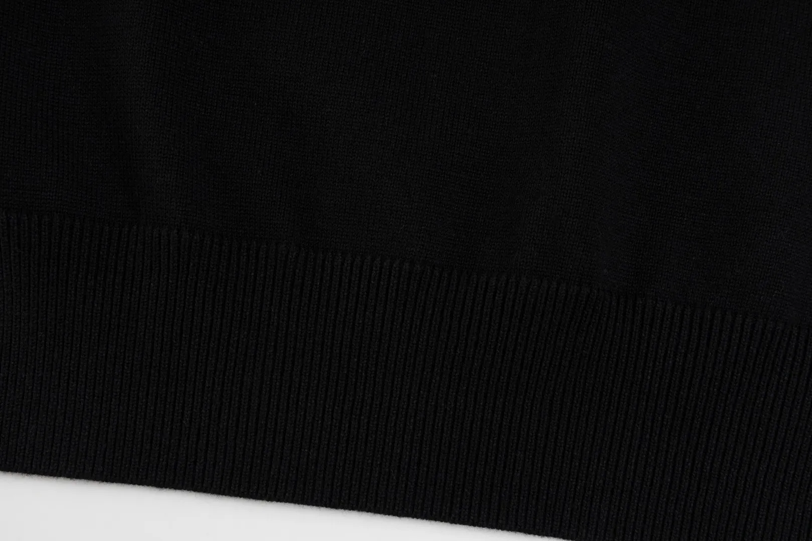 P206 #R80 Ralph Lauren Knitted Pony Embroidered Round Neck Pullover Sweater Official Website Synchronized Same Style for Men and Women Sizes: S-XL Color: White Blue Khaki Army Green Dark Gray Gray Navy Red Label Navy Blue White Label Black White Label Black Red Label Classic Cotton Yarn 100% White Cotton High Quality Goods Classic styles have always been popular! The workmanship details are very good! The simple round neck pullover sweater is always the standard, with classic brand embroidery on the chest! All major stars have the same style! Best for couples. High quality goods! Xinjiang cotton micro-elastic and smooth fabric has excellent quality. Pure cotton is soft and skin-friendly. Size: S M L